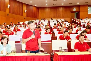 A delegate is offering suggestions during the review conference on propaganda and mobilization work for the first seven months of 2025, organized by the HCMC Party Committee’s Propaganda and Mobilization Commission (Photo: SGGP)