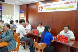 Members of the location-independent administrative service team at the Tan My Ward Public Administration Service Center (HCMC) are assisting local residents (Photo: SGGP)