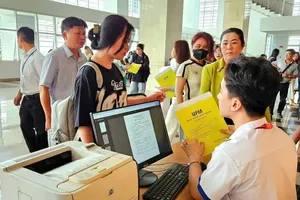 New students of HCMC University of Finance - Marketing are completing their enrollment procedures