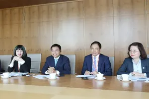 Minister of Finance Nguyen Van Thang during the working session in London 