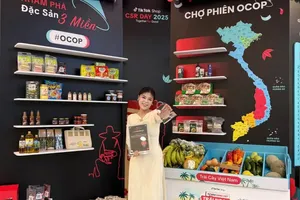 KOC Phương Oanh Daily during a livestream for the “OCOP Market – Specialties of 3 Regions” event (Photo: Courtesy of the influencer's Facebook page)