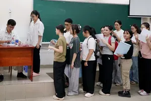 New students are seen completing health checks during registration day at Saigon University (Photo: SGGP)