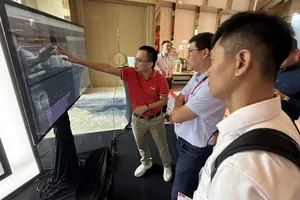 A Viettel Cyber Security representative is showcasing information security technology at the 2025 IT and Information Security Senior Leadership Conference in HCMC