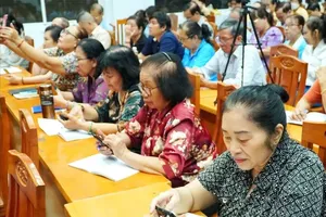 Officials of neighborhoods and residents of Tan Hung Ward (HCMC) are excited to participate in the “Journey to Digital Technology” class within the framework of the “Digital Literacy Campaign” (Photo: SGGP)