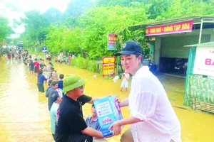 Philanthropists are delivering relief supplies to residents in the flooded Tan Ky Ward of Nghe An Province (Photo: SGGP)