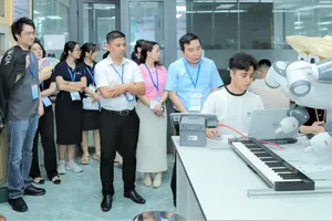 A team of experts from the ASEAN University Network-Quality Assurance (AUN-QA) organization is inspecting a smart laboratory at the Industrial University of HCMC