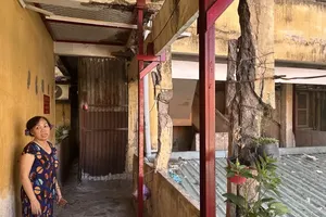 The Vinh Hoi Apartment Complex in Khanh Hoi Ward is in a state of severe degradation