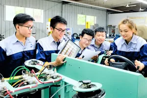 Students in the major of Automotive Engineering Technology at the HCMC University of Technology and Education during a practical class (Photo: SGGP)