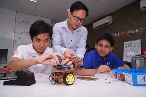 University students in HCMC are researching and designing a robot (Photo: SGGP)