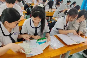 Students at Tan Binh High School (Tan Son Nhi Ward, HCMC) are participating in the “Write a Book Review” competition (Photo: SGGP)