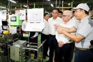 HCMC leaders visit an FDI enterprise