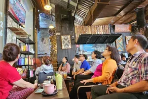 People of Binh Thanh Ward are watching the congress via live television (Photo: SGGP)