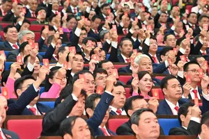 Delegates are casting their votes to approve the resolution for the 2025-2030 tenure at the 1st HCMC Party Congress (Photo: SGGP)