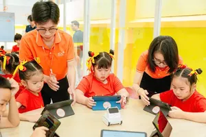 Students at Nguyen Binh Khiem Primary School (sited in Sai Gon Ward, HCMC) in the digital citizen skills classroom (Photo: SGGP)