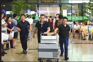 Assoc Prof Nguyen Hoang Dinh, MD (center), Deputy Director of the HCMC University Medical Center, personally transports a donor’s heart from Hanoi upon its arrival at Tan Son Nhat International Airport (HCMC) in the evening of August 24, 2024 (Photo: SGGP)