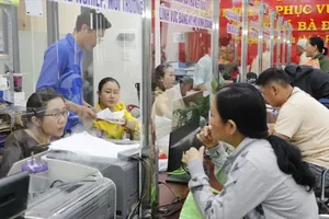Civil servants in Ba Diem Commune of HCMC are processing administrative documents for local residents (Photo: SGGP)