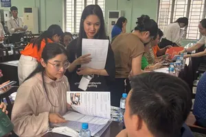 Tax authorities in HCMC are coordinating with solution providers to guide and support business households in the conversion (Photo: SGGP)