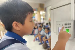 Tran Hung Dao Primary School in Cau Ong Lanh Ward of HCMC has applied a facial recognition system to take student attendance and send notifications via app to parents (Photo: SGGP)