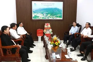 Head of the Propaganda and Mass Mobilization Commission of HCMC Party Committee Duong Anh Duc is visiting and expressing wishes to Bishop Joseph Do Manh Hung (Photo: SGGP)
