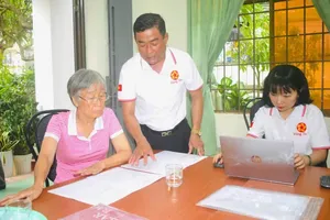 Civil servants from the Vung Tau Ward Public Administration Service Center are going down to the neighborhood to support residents with administrative procedures (Photo: SGGP)