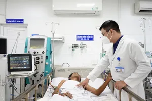 A doctor of Gia Dinh People’s Hospital is caring for a methanol-poisoned patient 