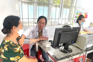 Residents are visiting Phu Loi Ward Clinic for check-ups and first aid (Photo: SGGP)