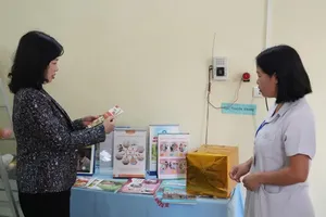 Minister of Health Dao Hong Lan is inspecting health education communication work at Sam Mun Commune Clinic in Dien Bien Province