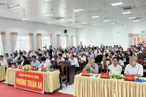 A large number of officials and Party members in Thuan An Ward of HCMC are watching the Congress (Photo: SGGP)