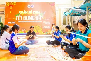 Volunteers are preparing for the “Sharing Spring – Tet Filled with Love” program at 5 Dinh Tien Hoang Street (Photo: SGGP)