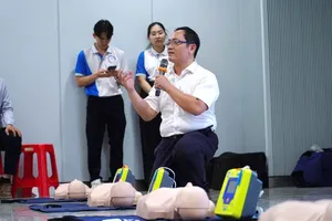 Representatives of Gia Dinh People’s Hospital train Metro Line 1 staff on cardiac arrest emergency response and AED usage (Photo: SGGP)