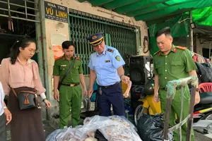 Market Management Team No. 19 is coordinating with local authorities to inspect a warehouse of food with unknown origin in Ben Cat Ward of HCMC in January 2026 (Photo: SGGP)