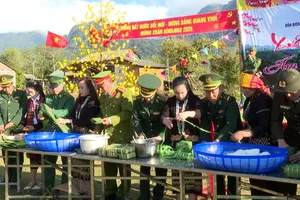 Military personnel and civilians are participating in the banh chung wrapping and cooking contest at the “Border Spring – Warming Villagers’ Hearts” program in 2026 (Photo: SGGP)