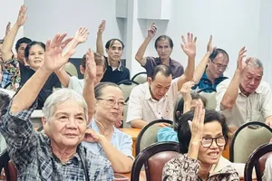 Voters in Phu Nhuan Ward are voting to approve the introduction of candidates for People’s Councils at all levels (Photo: SGGP)