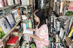 Ms. Nga has spent 30 years devoted to books stained with the color of time 