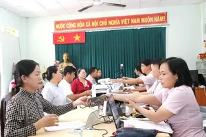 The Thu Duc Office of the Social Policy Bank (HCMC Branch) is disbursing preferential loans to citizens from the HCMC budget (Photo: SGGP)