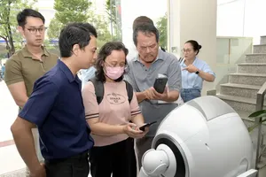 Residents coming to perform administrative procedures are guided by a robot (Photo: SGGP)