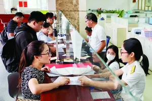 Receiving and processing tax dossiers at the HCMC Tax Department offices (Photo: SGGP)