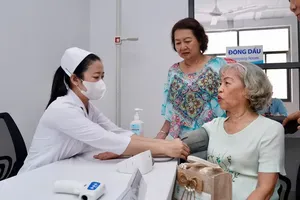 Elderly people are getting health check-ups at the Xuan Hoa Ward Clinic in HCMC (Photo: SGGP)