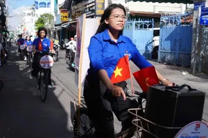 The “Youth Election Vanguard” squad are riding bicycles with loudspeakers to broadcast election propaganda from the Bay Hien Ward Youth Union in HCMC (Photo: SGGP)