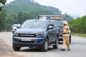 Traffic police forces are channeling and controlling vehicles entering the inner area of Hanoi, including pickup trucks (Photo: SGGP)