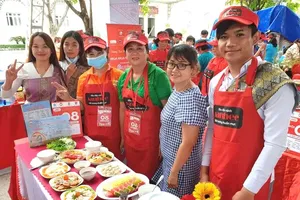 Ms. Nguyen Thi Hang and her adopted Lao student children are enthusiastically participating in a culinary competition