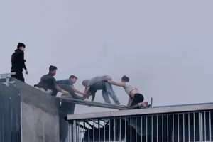 Victims of the Linh Nam house fire are receiving crucial assistance to escape (screenshot extracted from a video clip)