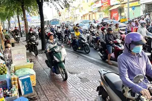 Numerous people are riding motorbikes on the sidewalk along Ly Thuong Kiet Street of Tan Son Nhat Ward (Photo: SGGP)