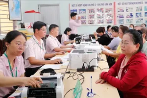Local residents are receiving preferential loans at the Thu Duc Transaction Office of the Vietnam Bank for Social Policies (Photo: SGGP)
