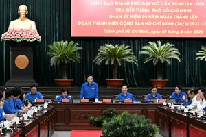 HCMC Party Secretary Tran Luu Quang and HCMC leaders are meeting with exemplary officials of the city's Youth Union, Vietnam Youth Federation, and Ho Chi Minh Young Pioneer Organization (Photo: SGGP)