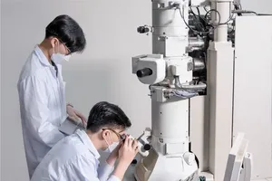 Students are conducting practical experiments at the Materials Technology Laboratory in Ho Chi Minh City University of Technology (Vietnam National University – Ho Chi Minh City) (Photo: SGGP)