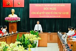 Deputy Secretary Nguyen Phuoc Loc is delivering a speech at the meeting announcing personnel decisions on the afternoon of April 7 (Photo: SGGP)