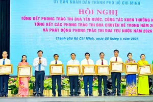 Standing Deputy Secretary of the HCMC Party Committee Le Quoc Phong is presenting Independence and Labor Medals to collectives and individuals (Photo: SGGP)