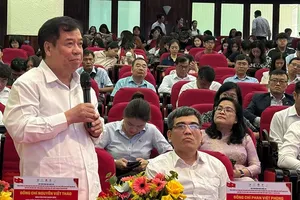 Assoc Prof Dr Nguyen Viet Thao, former Deputy Director of the Ho Chi Minh National Academy of Public Administration, is speaking at a scientific seminar on SSH organized by Vietnam National University-Ho Chi Minh City on March 28 (Photo: SGGP)