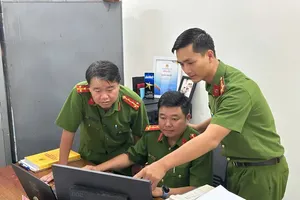 Captain Tran Dinh Cuong (far right) is passionately instructing colleagues on utilizing the innovative “Virtual Assistant” software for the meticulous compilation of drug subject dossiers